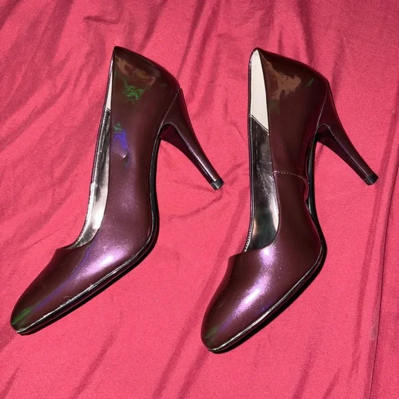 Women's Iridescent Pumps - Picture 3 of 4